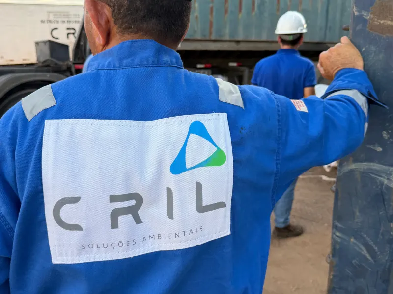 Colaborador da Cril uniformizado