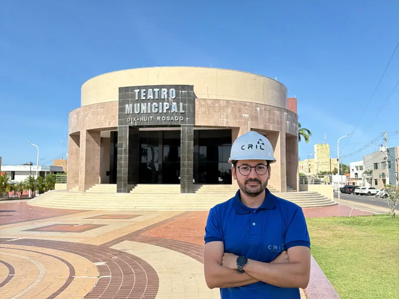 Colaborador da Cril em frente a um prédio público